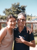 Portrait of the co-owners of Instants d’Absolu in a natural outdoor setting.